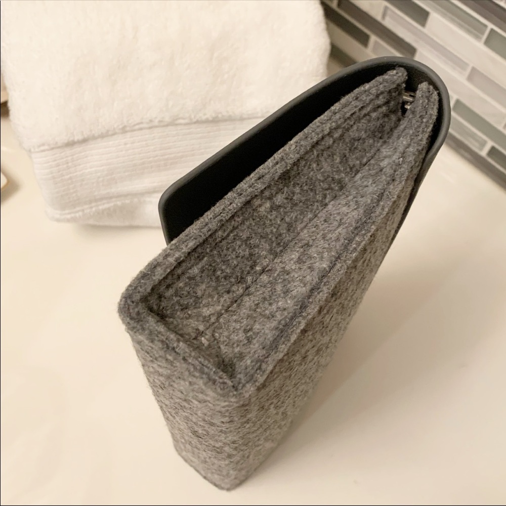 *GIFTED* La Prairie Clutch - Picture 7 of 7